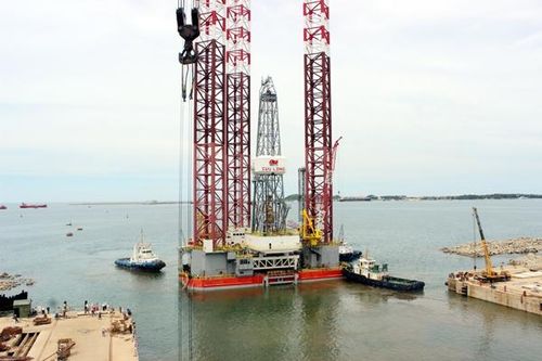 Giàn khoan Cửu Long được lai dắt vào dock của DQS