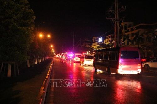 Đoàn xe dẫn độ rời khỏi khu đô thị Our City. Ảnh: TTXVN