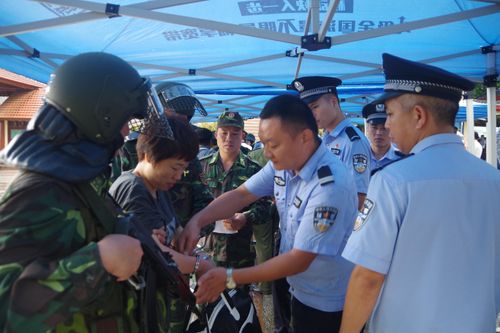 Trạm kiểm soát Biên phòng cửa khẩu quốc tế Hữu Nghị, BĐBP Lạng Sơn tiến hành trao trả các đối tượng cho Trạm kiểm tra Biên phòng xuất nhập cảnh Hữu Nghị Quan, Trung Quốc. Ảnh: Vy Thượng
