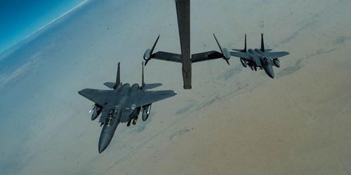 Tiêm kích F-15E của Mỹ tuần tra Vịnh Ba Tư với bom chùm dưới cánh. Ảnh: USAF.