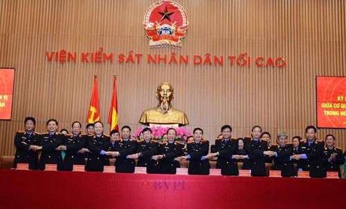 Đồng chí Bùi Mạnh Cường, Phó Bí thư Ban cán sự đảng, Phó Viện trưởng VKSND tối cao cùng các đại biểu chứng kiến lễ ký quy định phối hợp giữa CQĐT và 11 đơn vị thuộc VKSND tối cao.