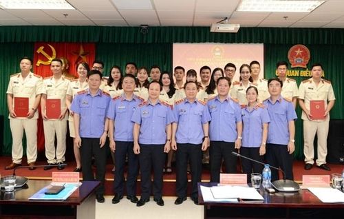 Đồng chí Bùi Mạnh Cường, Phó Bí thư Ban cán sự đảng, Phó Viện trưởng VKSND tối cao trao quyết định cho các đồng chí được bổ nhiệm chức danh cán bộ Điều tra thuộc Cơ quan điều tra VKSND tối cao.