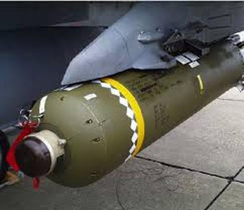  Loại bom chùm CBU- 103B và CBU-105 được những chiếc F-15E mang theo mỗi quả có thể chứa 10 đạn con dẫn đường BLU-108. 