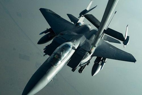  Dù Không quân Mỹ không cung cấp chi tiết về vũ khí mà F-15E mang theo trong các phi vụ tuần tra, nhưng căn cứ vào bức ảnh đăng trên trang web của Không quân Mỹ, Joseph Trevithick, nhà phân tích quân sự thuộc War Zone, một tờ báo điện tử chuyên về quốc phòng, cho biết F-15E đang bay với bom chùm. 