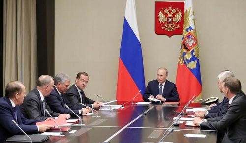 Tham dự cuộc họp còn có Thủ tướng Dmitry Medvedev. Ảnh: Reuters