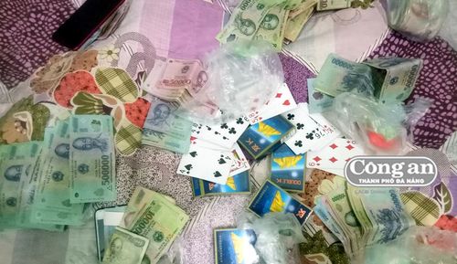 Tang vật vụ đánh bạc do các đối tượng để tại hiện trường.