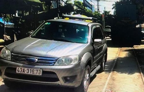 Chiếc ô tô này đâu trên đường ray, còn chủ nhân của nó đi uống cà phê.