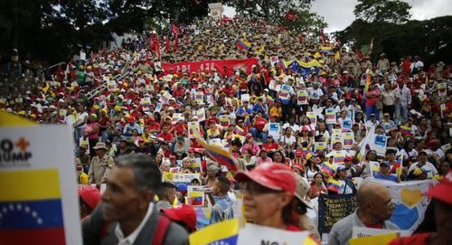 Người dân Venezuela biểu tình ở thủ đô Caracas ngày 10-8 phản đối trừng phạt của Mỹ. Ảnh: AP