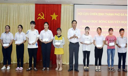 Các em được nhận học bổng.