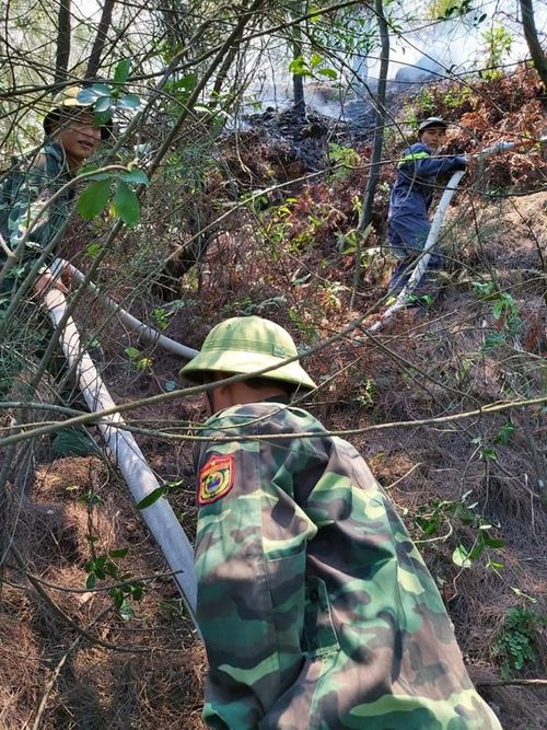 Lực lượng chức năng đã có mặt để chữa cháy.