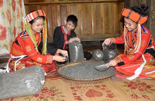 Sản phẩm chè Pà Thẻn được đóng gói, bảo quản trước khi đến tay người tiêu dùng.