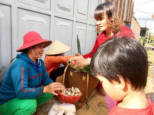 Khách hàng tìm mua nấm mối hái từ các vùng ven TP. Pleiku. Ảnh: H.L