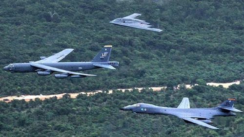 Phi đội ném bom hiện hành của Mỹ (lần lượt từ xa tới gần là B-2, B-52 và B-1).