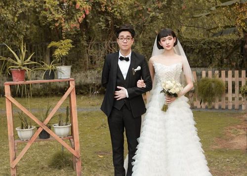 Trước đó, Hiền Hồ vướng tin đồn tình ái với Bùi Anh Tuấn khi cả 2 cùng ra MV Cưới nhau đi. Cặp ca sĩ thường xuyên được bắt gặp thân mật cùng nhau. Hiền Hồ từng thổ lộ rằng: "Tuấn tâm sự với tôi nhiều điều. Điều đó khiến tôi cảm động bởi chỉ có tin tưởng tôi thì anh ấy mới kể như vậy. Tôi biết ơn và cũng có sự quý mến lại".