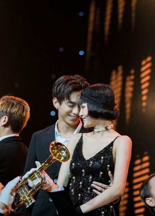 Thời điểm đó, sau nhiều lần từ chối trả lời thì trên trang cá nhân, Soobin Hoàng Sơn thừa nhận anh và Hiền Hồ từng tìm hiểu nhau, có quan hệ tình cảm. Trong khi đó, phía giọng ca sinh năm 1997 lên tiếng xin lỗi khán giả nhưng từ chối tiết lộ danh tính chàng trai trong clip.
