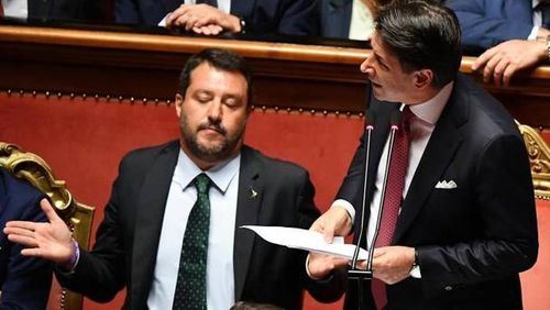 Ông Giuseppe Conte (phải) có bài phát biểu cuối cùng trước quốc hội Italy với tư cách Thủ tướng, ngay bên cạnh ông Matteo Salvini. Ảnh: AFP
