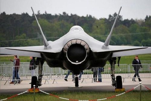 Máy bay tàng hình F35-A có tốc độ tối đa Mach 1.8 và bán kính chiến đấu lên tới 1.093 km, được trang bị tên lửa không đối không, bom thông minh dẫn đường bằng GPS (JDAM) và bom dẫn đường chính xác có đường kính nhỏ (SDB). F35-A được trang bị hệ thống tàng hình không bị radar phát hiện. Ảnh: Reuters