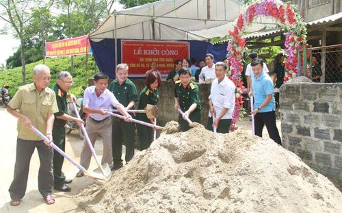 Đại diện lãnh đạo Hội Cựu chiến binh tỉnh, các nhà tài trợ đến trao tiền hỗ trợ và dự lễ khởi công xây dựng nhà tình nghĩa cho chị Ma Thị Quyền, xóm Nà Họ, xã Thanh Định (Định Hóa)