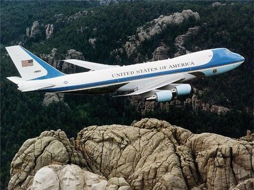 Hai chiếc Boeing VC-25 phục vụ Tổng thống Mỹ là phiên bản quân sự được điều chỉnh của Boeing 747-200 với giá khoảng 660 triệu USD. Boeing VC-25 bắt đầu vận hành vào năm 1990 và trong 1 giờ bay, hai chiếc máy bay này "ngốn" tới 206.000 USD. Boeing VC-25 có khả năng đối phó với các tên lửa tầm nhiệt và được trang bị công nghệ làm nhiễu radar sử dụng biện pháp chế áp điện tử (ECM). Tuy nhiên, theo CNBC, Boeing sẽ sản xuất 2 máy bay dành cho Tổng thống (747-8) với chi phí lên tới 3,9 tỷ USD dự kiến hoạt động vào năm 2024.
