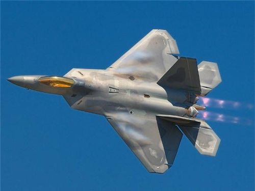 "Chim ăn thịt" F-22 Raptor được xem là một trong những tiêm kích tiên tiến nhất hiện nay. Chiến cơ này được Lockheed Martin và Boeing sản xuất với giá 350 triệu USD/chiếc. Chi phí cho chương trình phát triển F-22 khoảng 66 tỷ USD. Khả năng tàng hình của F-22 khiến kẻ thù khó phát hiện ra nó. Ngoài việc chiếm ưu thế tuyệt đối trên không, F-22 còn có khả năng tấn công mặt đất, tác chiến điện tử, tích hợp trí tuệ nhân tạo và năng lực không chiến ngoài tầm nhìn.