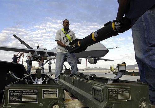  AGM-114 Hellfire ban đầu được Mỹ tạo ra để hủy diệt xe tăng đối phương. Tuy nhiên giờ đây nó đã có nhiều công năng mới từ tiêu diệt sinh lực địch cho tới phá boong-ke và cả tấn công tàu chiến và ca nô của đối phương. 