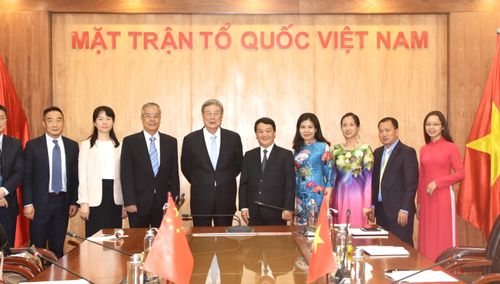 Phó Chủ tịch - Tổng Thư ký Hầu A Lềnh và ông Hoàng Mạnh Phúc cùng các đại biểu chụp ảnh lưu niệm.