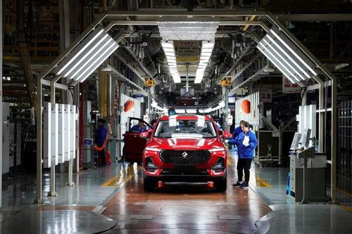 Công nhân làm việc tại một chi nhánh của hãng xe General Motors (Mỹ) ở TP Liễu Châu - Trung Quốc Ảnh: REUTERS