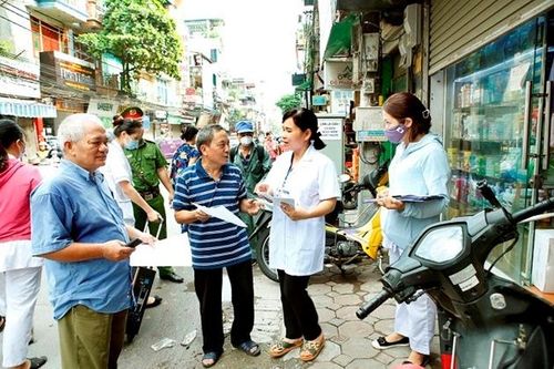 Phát tờ rơi tuyên truyền phòng chống sốt xuất huyết 