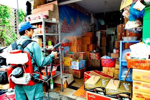 Phun hóa chất phòng chống bệnh sốt xuất huyết. 