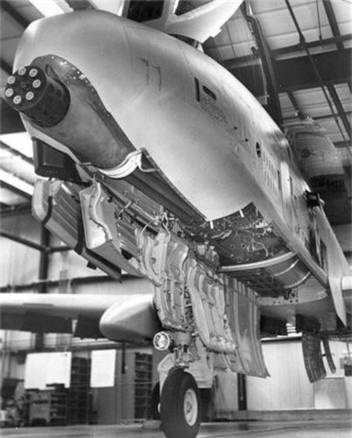  Chưa kể, A-10 còn sở hữu khẩu pháo hàng không mạnh nhất thế giới GAU-8/A Avenger với 1.174 viên đạn lắp ở đầu mũi. Khẩu pháo này được cho là có thể sử dụng để chống tăng với tốc độ bắn kinh khủng. Nguồn ảnh: Wikipedia 