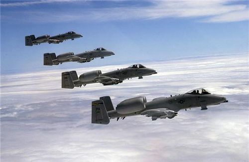  Nhưng rồi các sự cố liên tiếp xảy ra với F-35, cũng như chi phí hoạt động của F-35 tính ra đắt gấp 3 lần A-10 đã khiến các giới chức quân sự Mỹ "chùn tay". Rốt cuộc tới nay, sau bao nhiêu lần bàn đi tính lại, A-10 sẽ phục vụ tiếp tục tới năm 2030 rồi sẽ tính tiếp. Nguồn ảnh: Wikipedia 