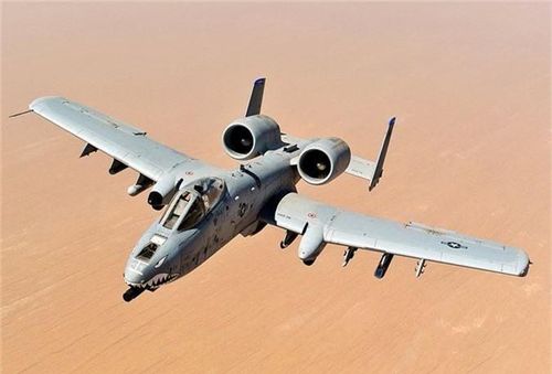  Việc Mỹ thay cánh kéo dài thời gian phục vụ A-10 cho thấy xem ra họ lại tạm dừng kế hoạch thay thế A-10 bằng F-35 hoặc F-16. Trước đó, từ đầu những năm 2000 ở Mỹ lại dấy lên thông tin rằng Không quân Mỹ muốn thay thế A-10 bằng F-16 hoặc F-35 trong nhiệm vụ hỗ trợ mặt đất. Lý do được đưa ra là vì A-10 bay chậm (tốc độ 833km/h), cách thức bay cắm đầu vào mục tiêu để bắn súng quá xưa cũ biến chiếc máy bay này trở thành "mồi ngon" cho phòng không địch. Nguồn ảnh: Wikipedia 