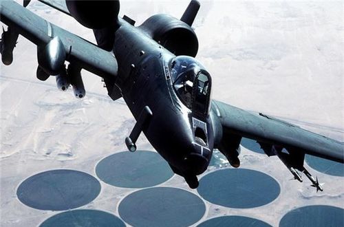  Dù đi vào phục vụ từ năm 1976, nhưng A-10 bắt đầu trở nên nổi tiếng khắp thế giới tới tận hôm nay từ cuộc chiến tranh vùng Vịnh. Tại đó, A-10 lập nên chiến công khiến cả thế giới hoảng sợ, phá hủy hơn 900 xe tăng, 2.000 xe quân sự và 1.200 khẩu pháo của Iraq. Đặc biệt, nó cũng bắn hạ hai trực thăng Iraq bằng khẩu GAU-8, trong khi chỉ để mất 4 chiếc vì tên lửa đất đối không. Nguồn ảnh: Wikipedia 