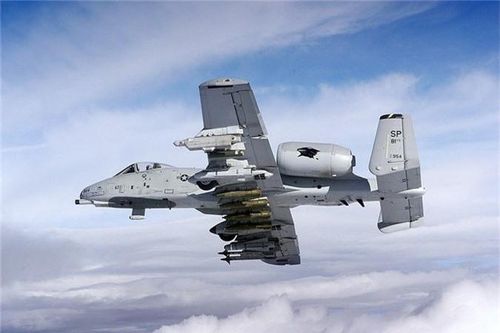 Chiến công đáng kinh ngạc của A-10 đã giúp nó thoát khỏi kế hoạch khai tử của Không quân Mỹ sau chiến tranh vùng Vịnh, người ta từ lúc đó đã định loại bỏ nó bằng F-16. Sau năm 1991, A-10 tiếp tục có mặt tại chiến tranh Nam Tư 1999, chiến tranh Afghanistan 2001, chiến tranh Iraq 2003, nội chiến Libya 2011 và Syria 2014. Nguồn ảnh: Wikipedia 