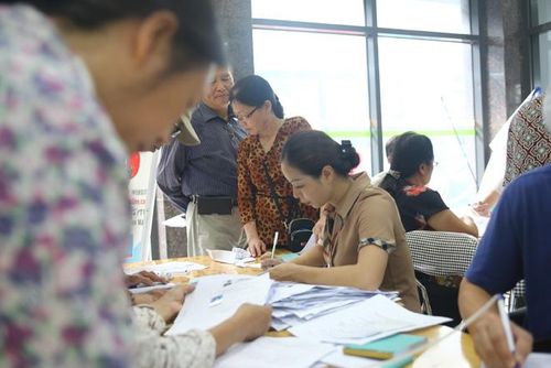 Điểm cấp thẻ tại bến xe Kim Mã phải huy động hàng chục nhân viên hỗ trợ khai thông tin cho người cao tuổi.
