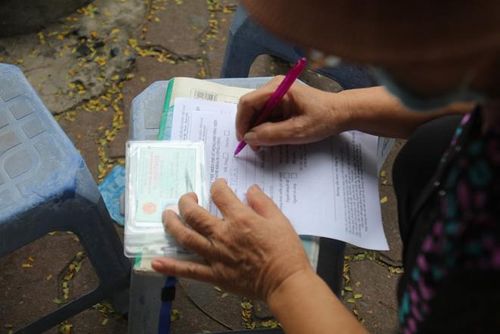 Hồ sơ cấp thẻ gồm tờ khai đăng ký cấp thẻ miễn phí có dán ảnh; bản chụp giấy chứng nhận người có công; giấy tờ tùy thân có ảnh (đối với người cao tuổi)...