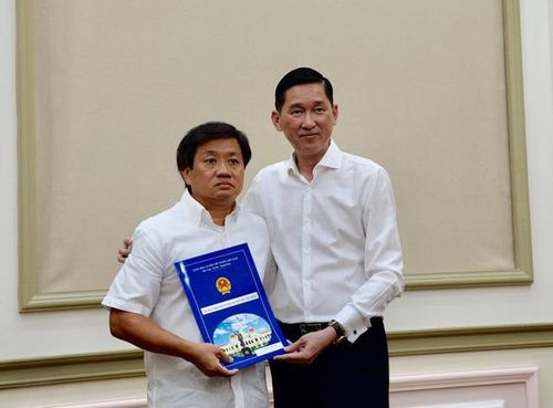 Ông Đoàn Ngọc Hải (trái) khi nhận quyết định về công tác tại Tổng công ty Xây dựng Sài Gòn TNHH MTV