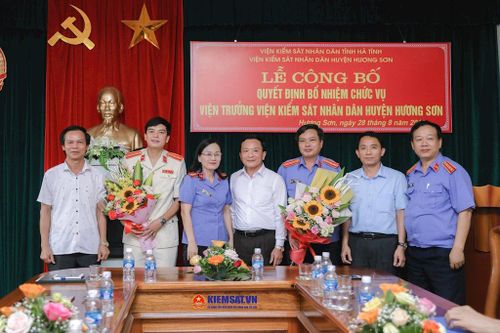 Lãnh đạo VKSND tỉnh Hà Tĩnh và lãnh đạo cấp ủy địa phương tặng hoa chúc mừng ông Lê Anh Tuấn (thứ hai bên trái)