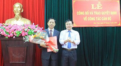 Chủ tịch UBND tỉnh Kon Tum Nguyễn Văn Hòa trao quyết định và chúc mừng đồng chí Nguyễn Văn Lộc.