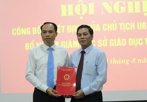 Chủ tịch UBND thành phố Hải Phòng trao quyết định bổ nhiệm đồng chí Lê Quốc Tiến.