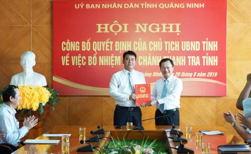 Phó Chủ tịch UBND tỉnh Quảng Ninh Cao Tường Huy trao quyết định cho ông Nguyễn Hữu Long