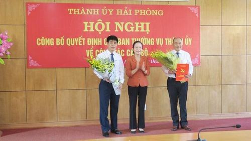 Phó Bí thư Thành ủy Hải Phòng Nguyễn Thị Nghĩa trao quyết định nhân sự quận Kiến An