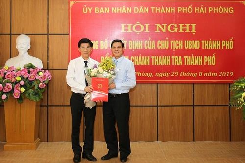 Chủ tịch UBND TP Hải Phòng trao quyết định bổ nhiệm cho ông Phạm Thành Văn