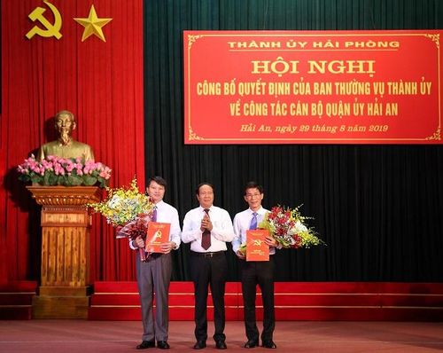 Bí thư Thành ủy Hải Phòng Lê Văn Thành trao quyết định nhân sự quận Hải An