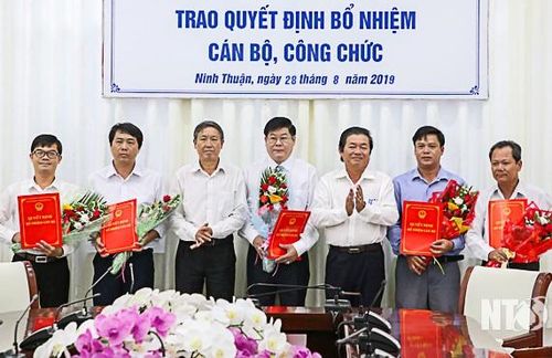 Chủ tịch UBND tỉnh Ninh Thuận Lưu Xuân Vĩnh trao quyết định và chúc mừng các tân Phó Giám đốc Sở