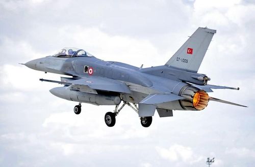  Hiện tại trong biên chế không quân Thổ Nhĩ Kỳ vẫn còn rất nhiều máy bay chiến đấu do Mỹ sản xuất, cụ thể là 50 chiếc F-4E Phantom II cùng 240 chiếc F-16 Fighting Falcon. 