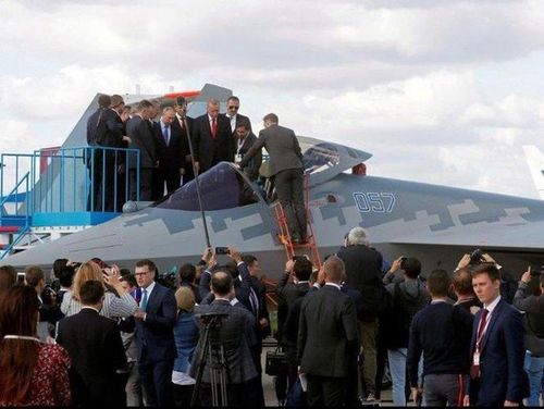  Việc Ankara quay sang quan tâm đến Su-57E được cho là phản ứng hợp lý trước việc chính quyền Tổng thống Mỹ Donald Trump đình chỉ việc bàn giao và loại Thổ Nhĩ Kỳ khỏi chuỗi sản xuất tiêm kích tàng hình F-35 Lighting II. 