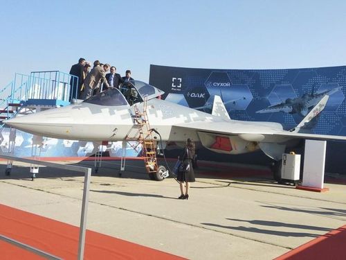  Trong số những phái đoàn quân sự nước ngoài tới tham quan chiếc Su-57E thì Thổ Nhĩ Kỳ được chú ý nhiều nhất, bởi vì khả năng cao họ sẽ là khách hàng đầu tiên của chiếc chiến đấu cơ này. 