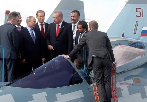  Tổng thống Thổ Nhĩ Kỳ Tayyip Erdogan trong chuyến công du tại Nga đã xem xét rất kỹ chiếc Su-57E và cho biết đã có có kế hoạch đặt mua trong tương lai gần. 