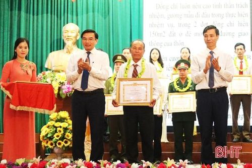 CCB Hoàng Xuân Uy vinh dự nhận giấy khen gương điển hình, tiên tiến trong học tập và làm theo tư tưởng, đạo đức, phong cách Hồ Chí Minh giai đoạn 2016 – 2019 của Huyện ủy Lộc Hà